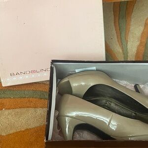 Bandolino Women's Taupe Patent Heels